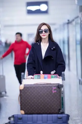 唐嫣机场照明艳动人 白得发光甜笑俏丽