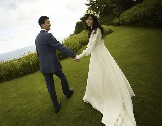 婚礼,地点是印尼的巴厘岛,现场有70多位亲朋好友见证他们的幸福侯佩岑