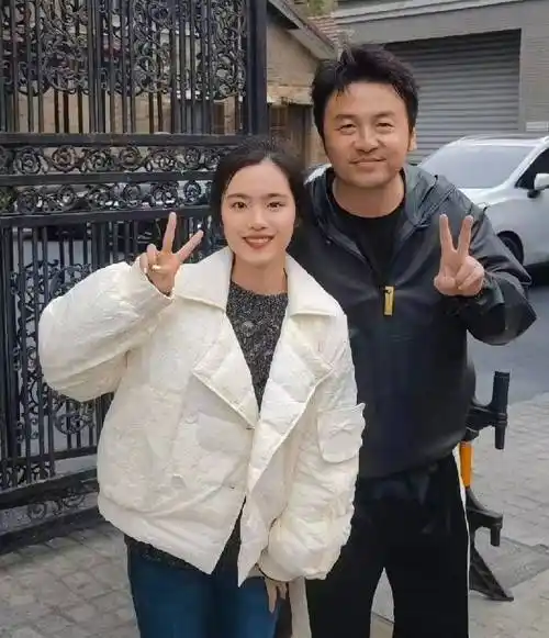 雷佳音携老婆翟煦飞参加校友会,杜若溪也在场,两位明星太太气质开挂