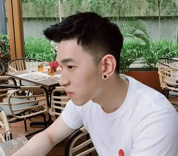 男生夏天留这几款潮流短发,阳光又帅气