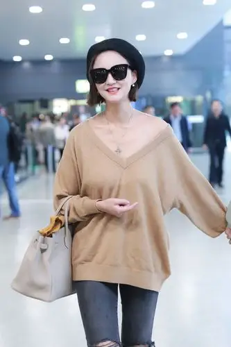 查看更多高清图片10月18日,二姐张歆艺现身上海虹桥机场,当天,张歆艺