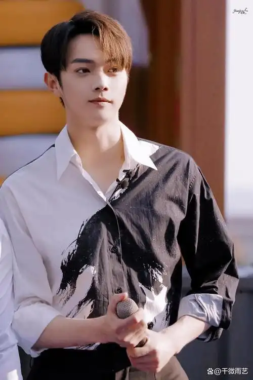 首期蜜桃团成员是杨幂,大张伟,黄明昊,许凯,张国伟,还有谢依霖惊喜