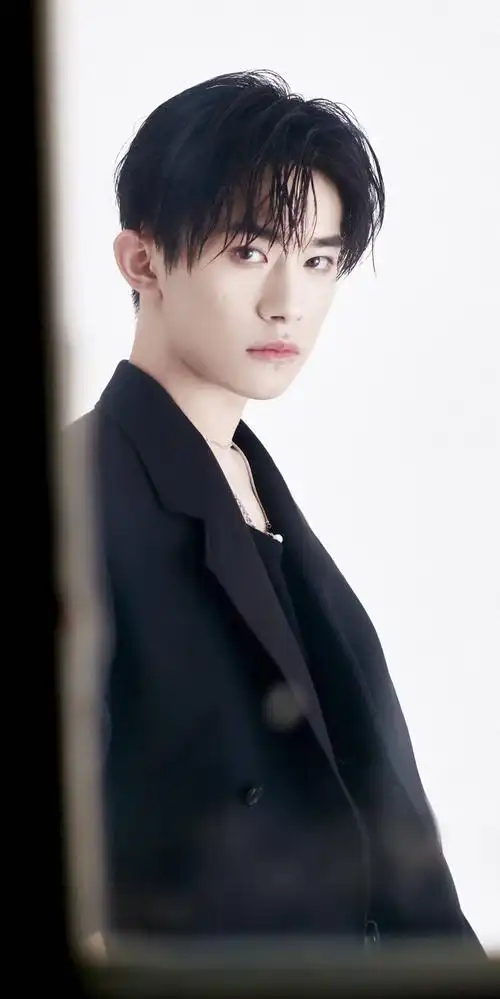 易烊千玺四字弟弟手机高清壁纸