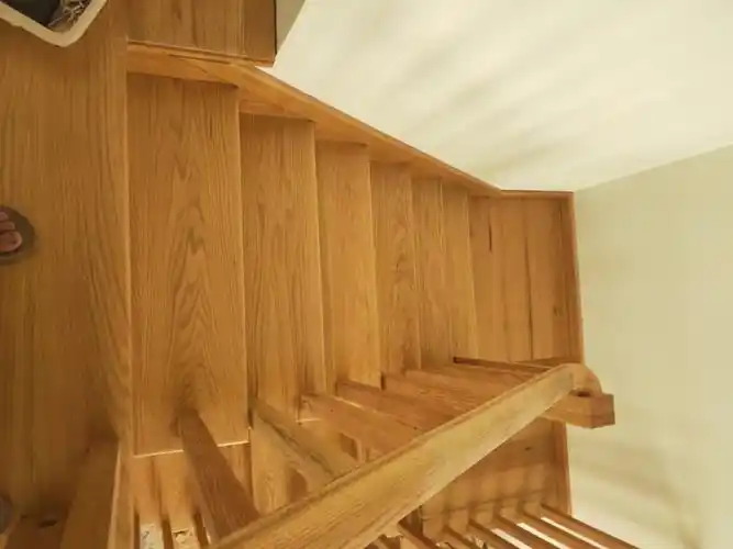 刚刚安装好的美国红橡木原木色楼梯