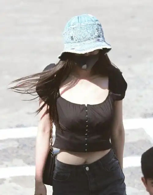 杨幂低调现身机场罕见穿露脐装展现完美身材单身后气质更出众