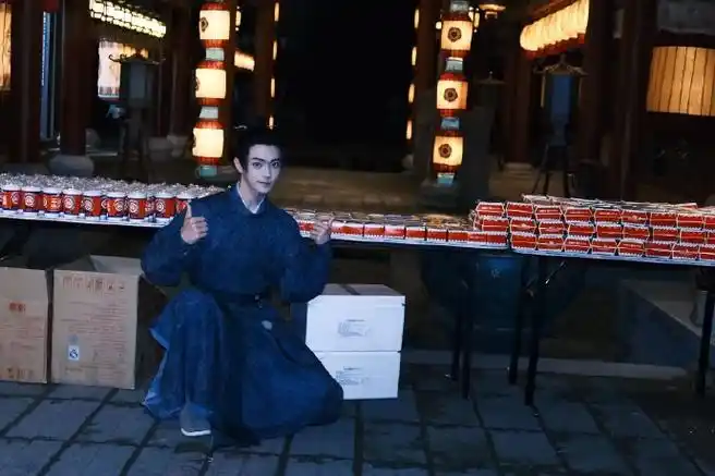 许凯请子夜归剧组吃中国汉堡