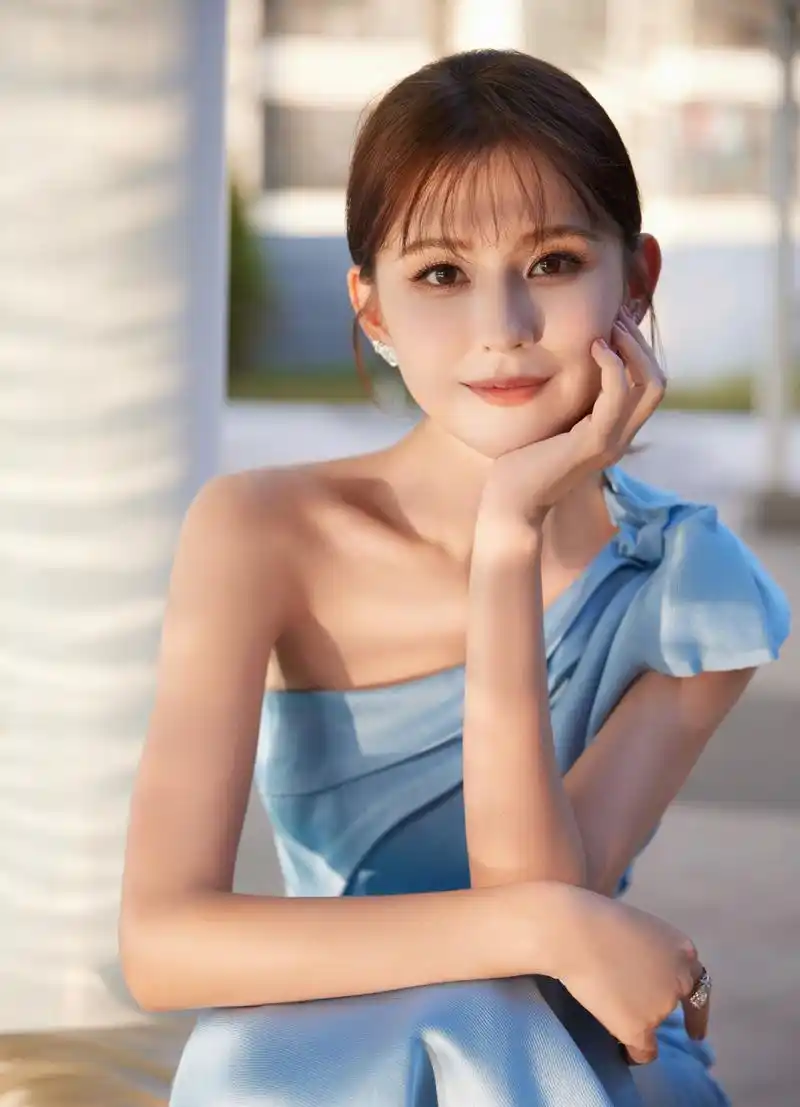 热依扎 一袭蓝鱼尾裙展露线条美感