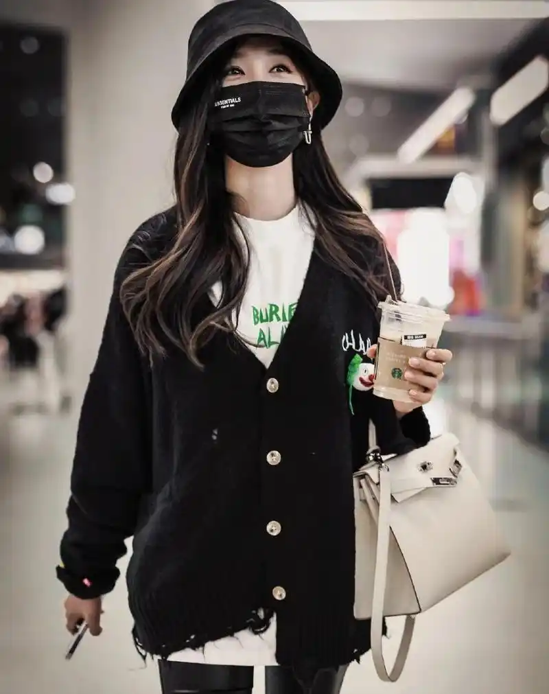 吴宣仪机场私服街拍 allblack搭配好酷,学会做减法,私服品味越来越好