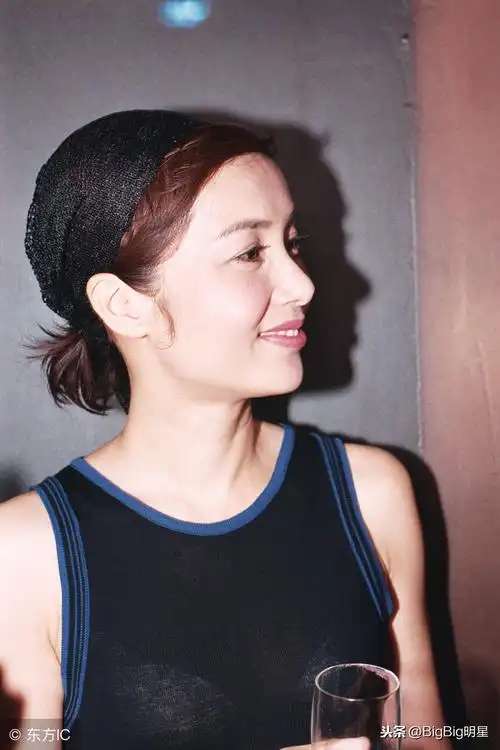 蒋雯丽早年照 长发真是太好看了 皮肤白皙似少女