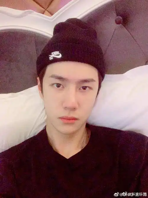 9月15日晚uniq王一博微博晒素颜帅照庆祝出道五周年