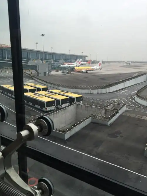 10月15日16:00点钟到达重庆江北机场候机室.