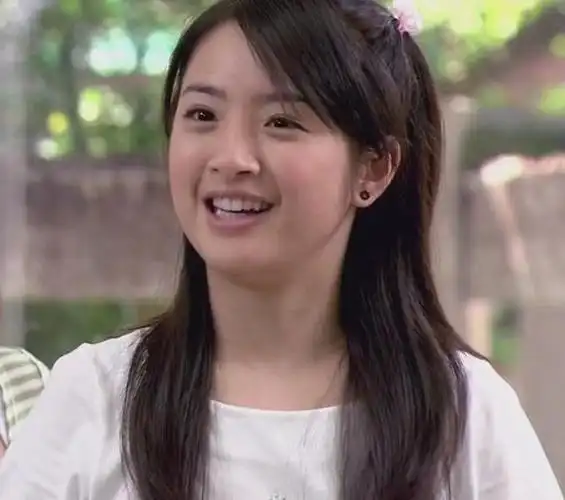 昨天,林依晨产后素颜现身好友魏如萱的演唱会,身穿短裤露出了铅笔腿