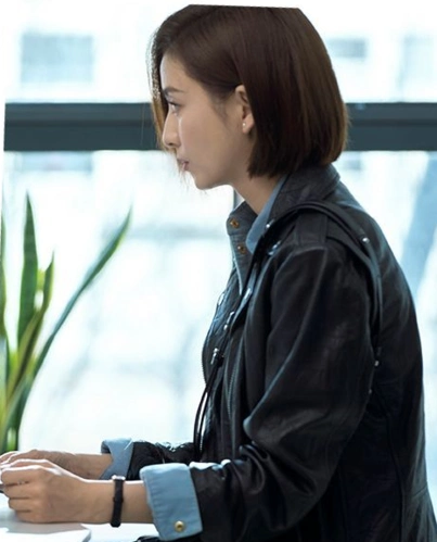 佟丽娅爱的厘米化身酷飒机长百变演绎冬日潮酷穿搭太吸睛