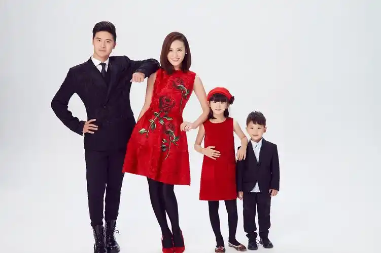 田亮一家四口拍新春全家福(组图)