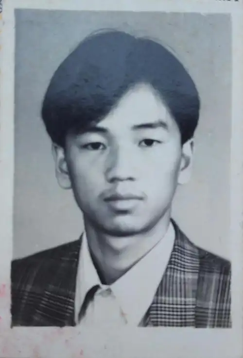 请把黑白证件照ps成彩色红背景照,谢谢