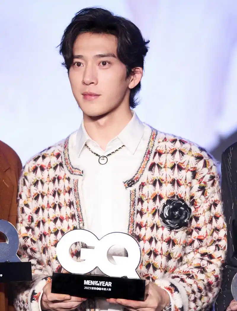 井柏然超话 小井先生@井柏然 获得智族gq moty年度人物盛典"2023年度
