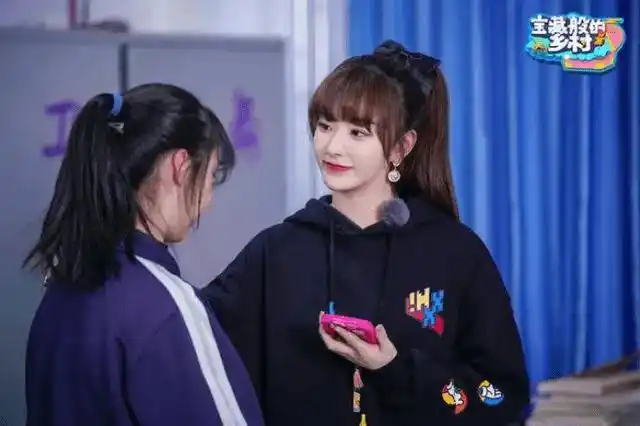 孔雪儿:不会吃鱼子酱被群嘲,参加综艺被黑幕压票,她经历了啥?