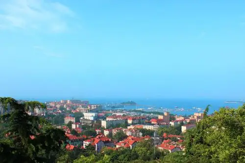 蓝天碧海,红瓦绿树,是青岛美丽的符号!