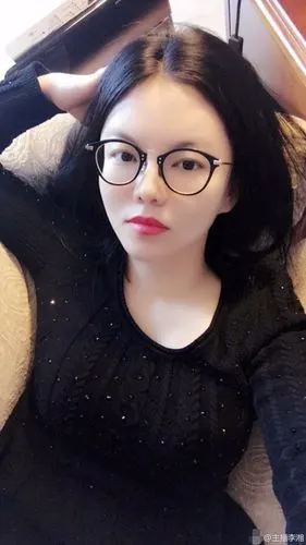 李湘晒自拍照美回颜值巅峰,却被网友吐槽:p得过分了