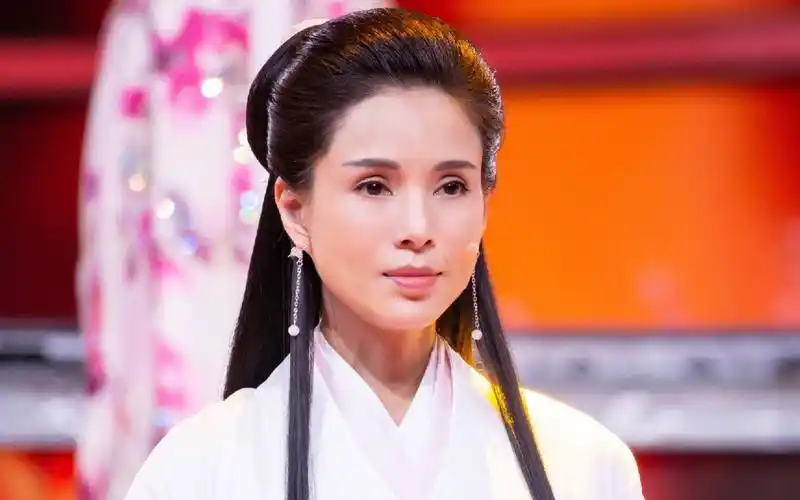 李若彤罕见又穿古装,57岁逆生长似唐朝少女,晒跳舞视频大秀舞技