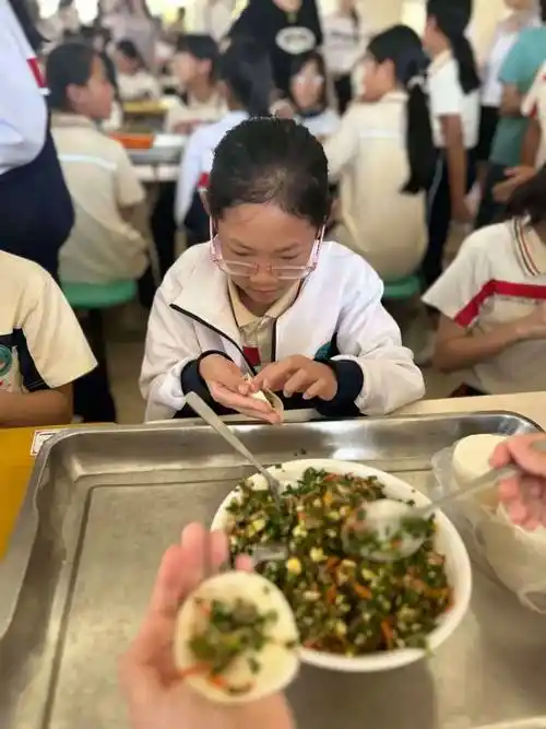 同样的节日 别样的快乐——厦门市新圩学校五年级开展"包饺子 庆六一"