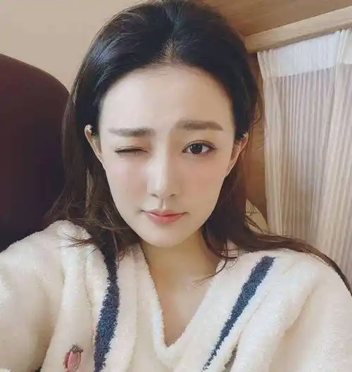 徐璐久违晒自拍,浅蓝色毛衣搭配波浪大卷发,甜美气质惊艳_照片_造型