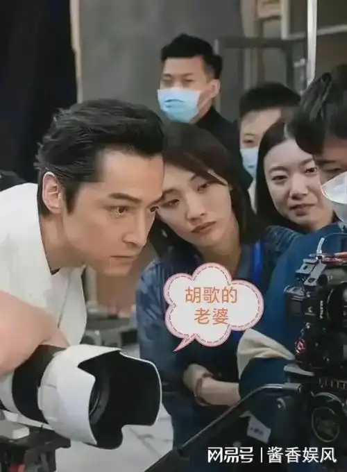 胡歌带老婆同游拉萨胡歌自拿行李太宠妻网友调侃他成助理了