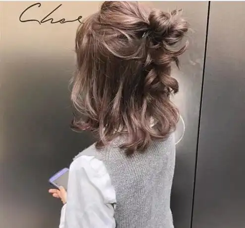 今年就比较流行这样的2020慵懒丸子头发型,整个头发显慵懒又很甜美