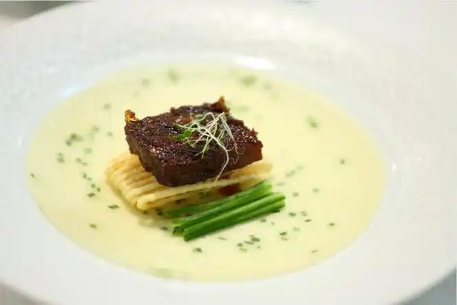 金龙鱼中华名厨队中国烹饪世界大赛夺金菜品——鲜茄冷汤龙虾冻金龙鱼