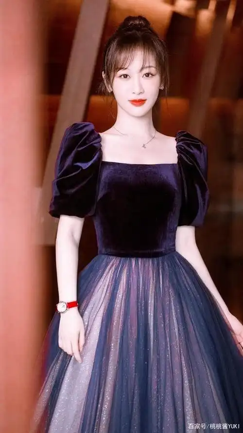 杨紫只要穿对还挺瘦的,穿方领印花白裙秀迷人锁骨,满满少女感