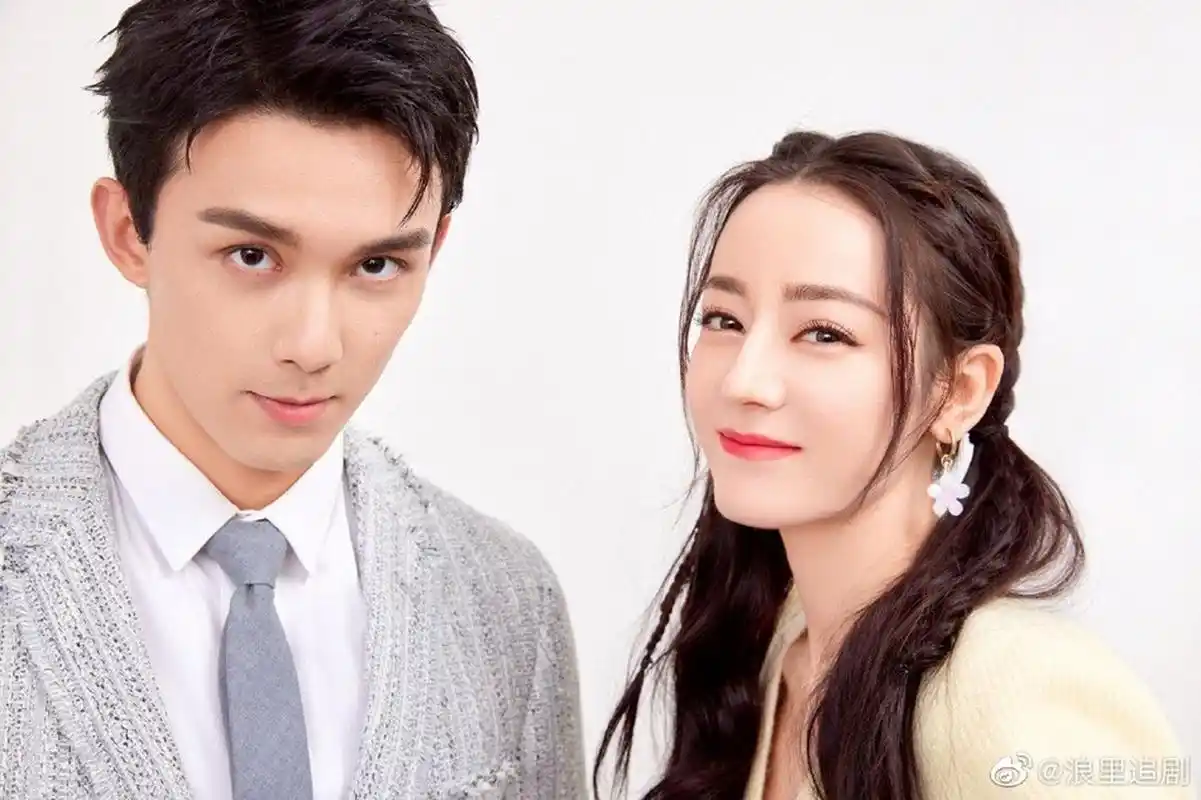 5月13日,迪丽热巴吴磊合体拍的一组现代装写真曝光,照片中两人对视,搭