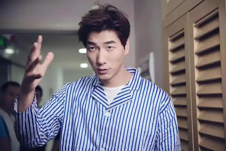 《爸爸去哪儿》,节目中张亮完全是一副标准好老公的模样,不但人长得高