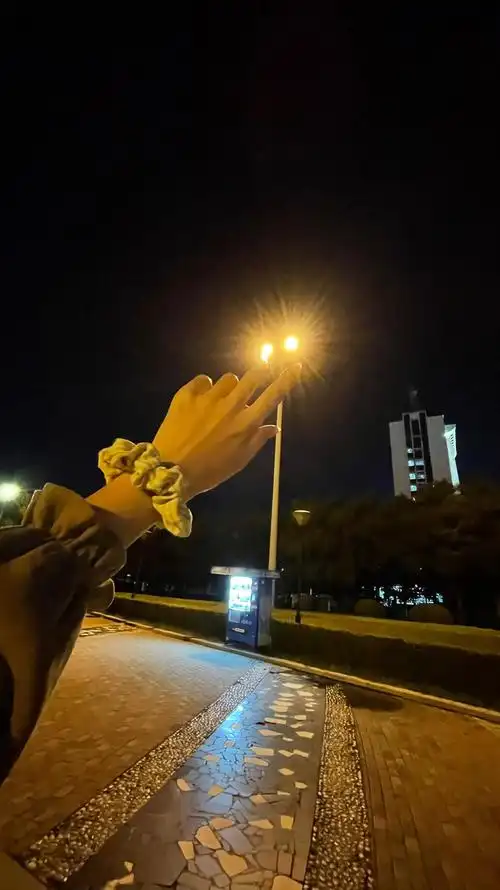 换好了衣服,化好了妆,突然发现微信里找不到可以约的人,于是一个人在