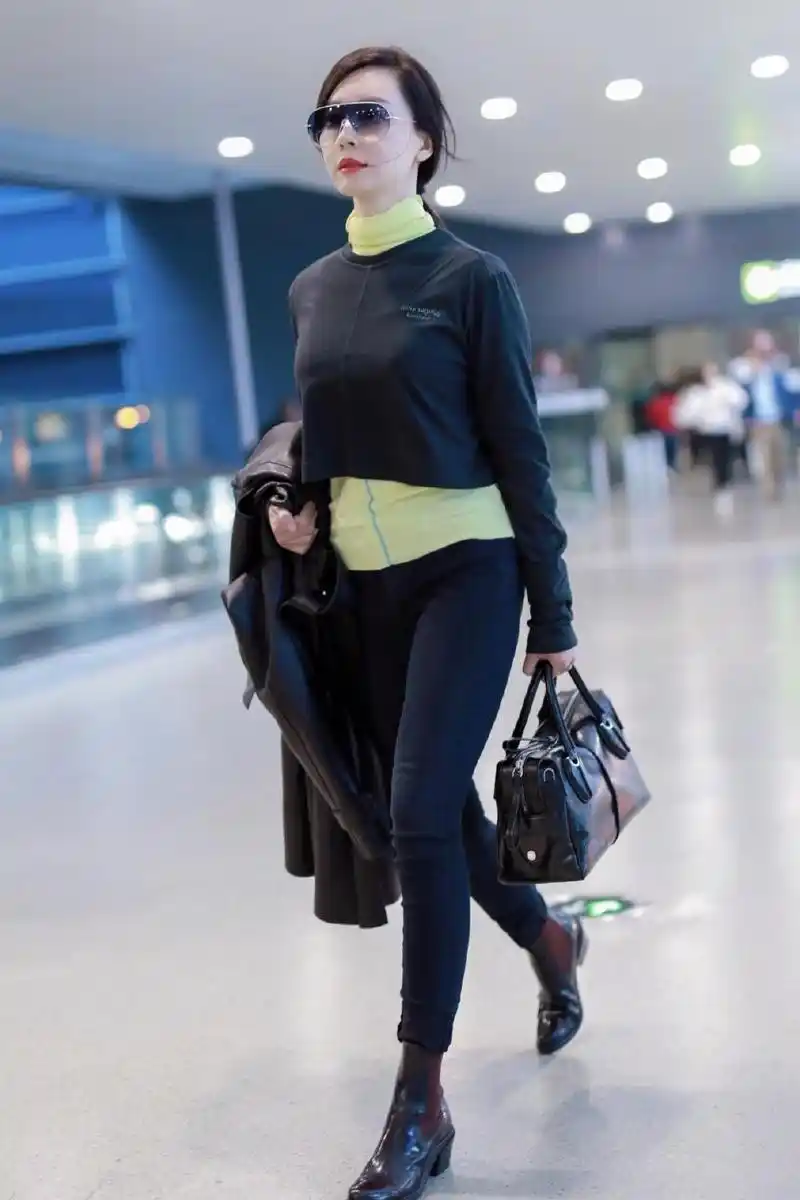 陈数低调现身机场运动上衣搭配紧身牛仔裤基础款穿出高级感