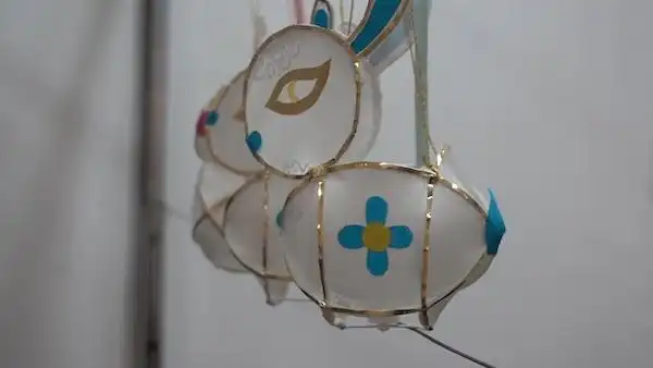 何伟福所在灯彩工作室里悬挂的兔子灯