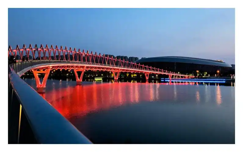 漂亮的皇冠步行景观桥