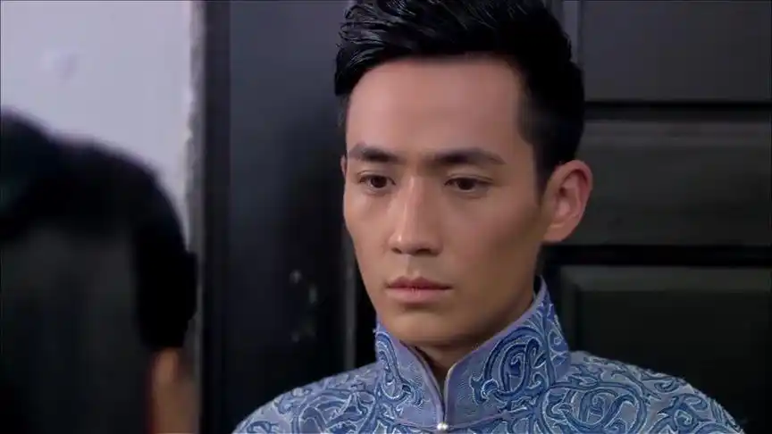 情定三生向天乔装打扮又偷了张请柬混入了金城督军的庆功会