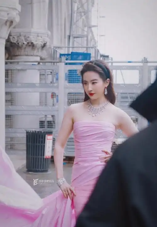 刘亦菲超话#刘亦菲lisa撑伞神图#【宝格丽威尼斯晚宴 菲吧独家第二波