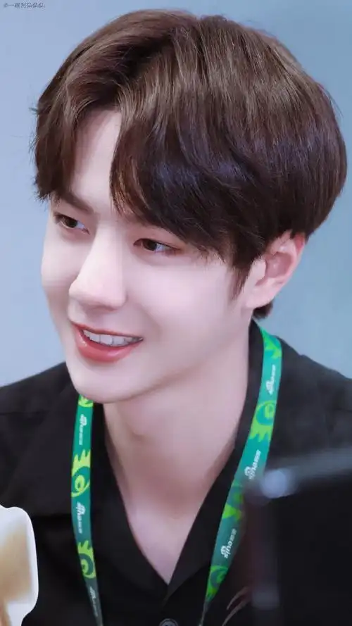 可不可以分享几张王一博笑起来很甜的图片