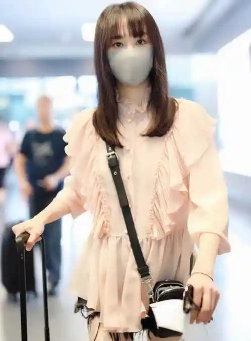 郑爽戴"口罩"现身机场,穿荷叶边上衣搭配短裤,气场依然挡不住