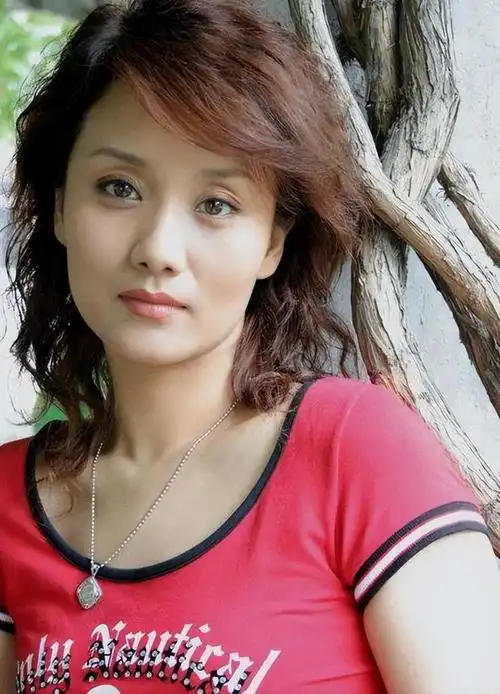 李颖,富家太太扮演专业户,她的穿搭为何就是给你高级有品之感?