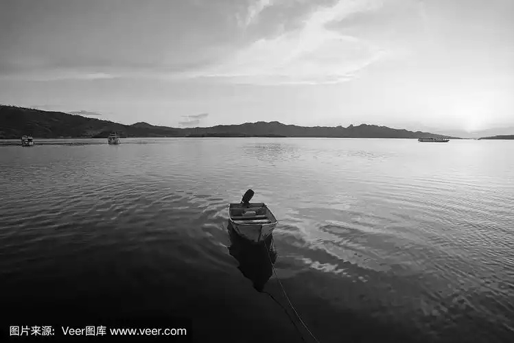 孤独的小船用美丽的黑白,倒影在水中