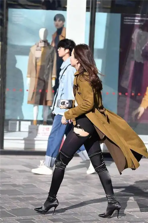 黑色尖头细跟过膝靴长靴搭配黑色亮光丝袜精致穿搭美极了