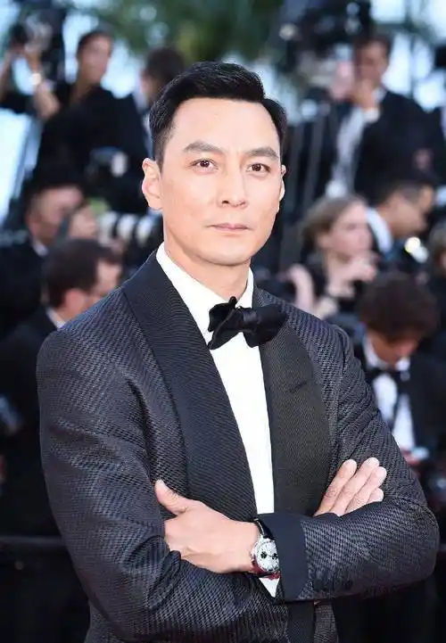 吴彦祖帅到了:头发油而不腻,穿衣简约高级,变老也高级_气质_发型_中年