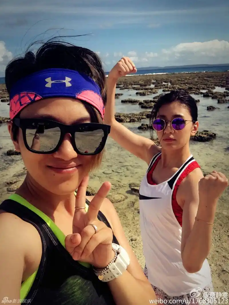 贾静雯海边运动秀二头肌 穿热裤露大长腿(组图)