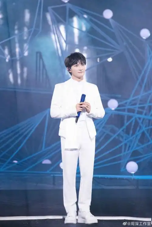 卡布叻_周深在#央视七夕晚会#深情演唱《如愿》!