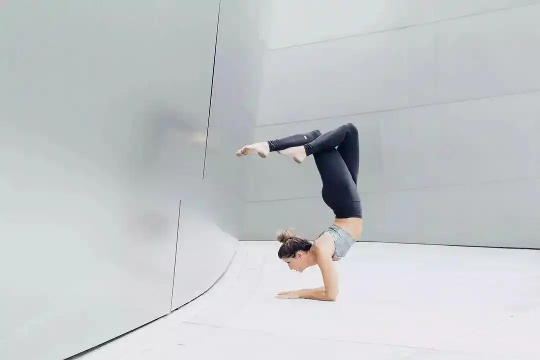 当红女星毛晓彤,一袭绿色长裙展露身材,强大气场艳压群芳