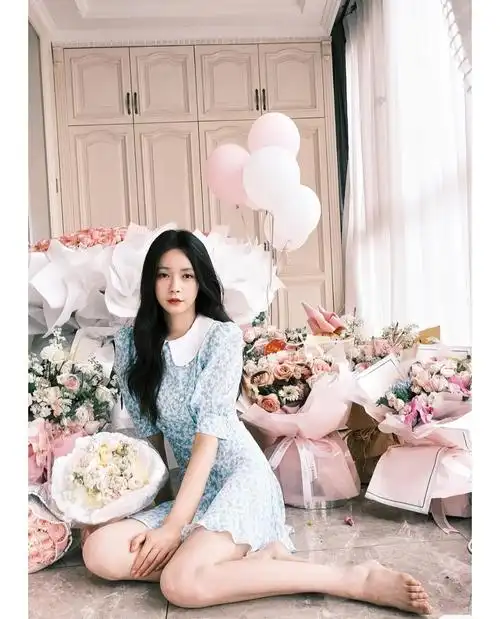 沈梦辰曝生日花絮,赤脚拍照,杜海涛赠送粉色玫瑰花__财经头条