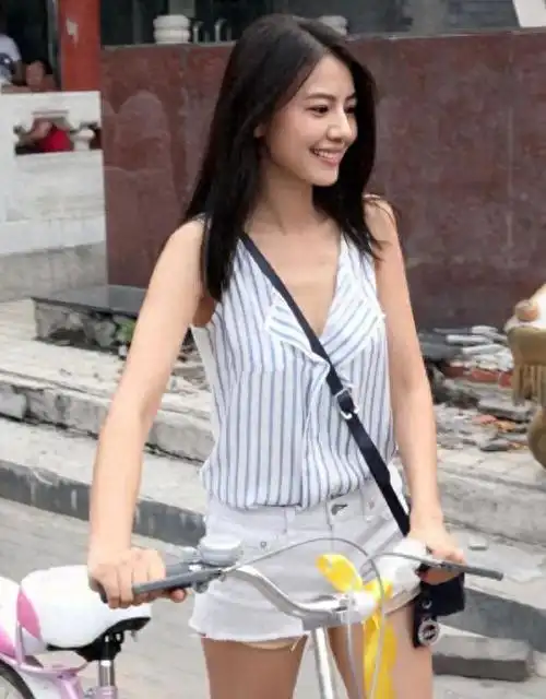 高圆圆骑自行车带火了一种新穿法衬衫超短裤时髦洋气又减龄