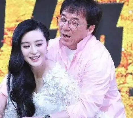 冯小刚与范冰冰照片曝光,看到范冰冰手的位置,暴露真实人品